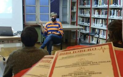 Pornografiaren argiak eta itzalak izan zituzten hizpide, eguaztenean, liburutegian
