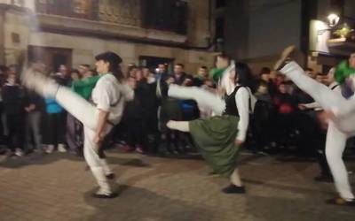 Denek batera dantzatu zuten azken zortzikoa