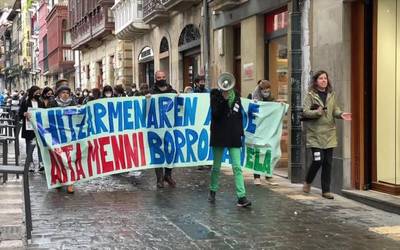 Aita Menniko langileek manifestazioa egin dute Arrasaten, greba astea bukatzeko