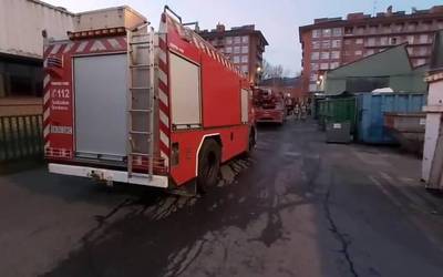 Enpresa bateko tximiniak sua hartu du Durangon