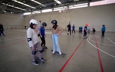 Gaztetxoak skatean trebatzeko saio irekia egin dute Azpeitian