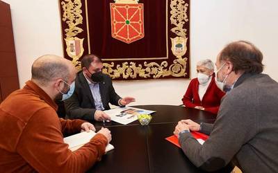 Orreagako batailako irabazleen aldeko monumentu proiektua aurkeztu diote Unai Hualderi