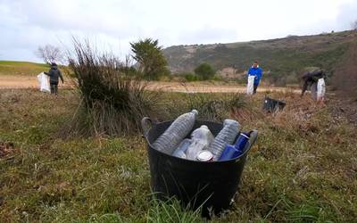 Hezeguneen III. Eguna, plastiko bilketa Iñurritzako Biotopoan