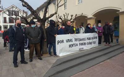 Pentsioen sistema publikoa bermatzea exijitu dute