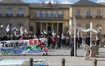 Proiektu eolikoak bertan behera uztea eskatu du Arabako Mendiak Askek
