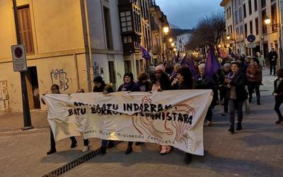 Martxoaren 8a gertatzeko lanetan dihardu emakume taldetxo batek