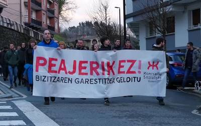 A-636 errepideko bidesariaren eta bizitzaren garestitzearen aurka manifestazioa egin zuten