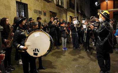 Ordiziako kaldereroek, zozomikotek eta musika eskolako bandak Kalderero egunean herriko kaleak alaitu zituzten