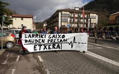 Mikel Otegi presoaren egoera salatzeko, giza katea Itsasondotik Ordiziara
