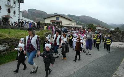 Haurrek giro onean ospatu dituzte inauteriak