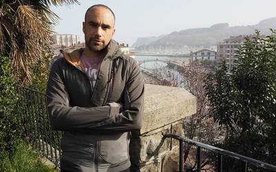 "Batez ere jendea entzun behar duzu idatzi ahal izateko"