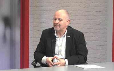 Joanmari Larrarte: "Egunkariaren sorreraren eta garapenaren kontaketa egin du Joan Mari Torrealdaik liburuan, bere bizipenetatik eta bere gogoetak era