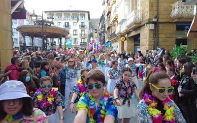 Uda Giroan konpartsaren dantzek Zarauzko kaleak alaitu dituzte