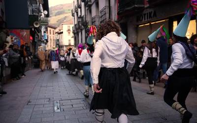 Euskal inauterien jaialdiak kaleak kolorez eta musikaz bete ditu
