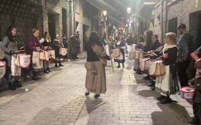Danbor doinuek hotzari aurre egin diote Ostiral Meheko Danborradan