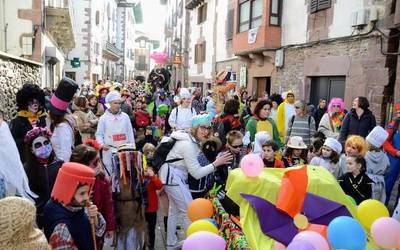 Giro ederrean ospatu dituzte inauteriak Elizondon