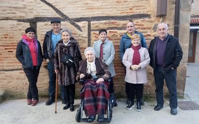 Baldomera Mendizabalek 102 urte bete ditu senideen eta lagunen artean
