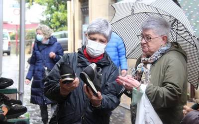 Iluntzera arte zabalik da stock azoka Erribera kalean
