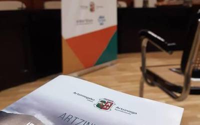 Artziniegako ibilbideak jasotzen dituen diptiko berria aurkeztu du Udalak