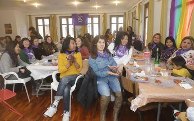 Emakumeen bazkaria, Bargastak talde feministaren eskutik