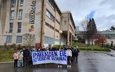 Elkarretaratzeak burutu dituzte Laudio Ikastolan, Ipar Euskal Herrian ere "azterketak euskaraz egin daitezen"