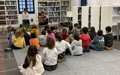 'Ameli eta Xirrikituen Jostunek' ipuin kontaketa musikatua eskaini dute liburutegian
