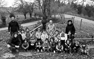 Ostadar taldeko umeek bulbo landareak landatu dituzte eskola ondoan