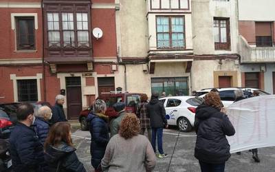 Erandioko bizilagunek okupen arazoa konpontzeko eskatu diete erakunde publikoei