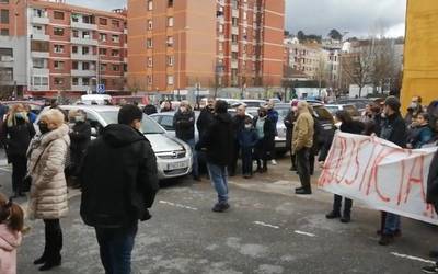 Erandioko familia okupa batek balinetako pistola bategaz mehatxatu ditu bota gura dituzten auzokideak