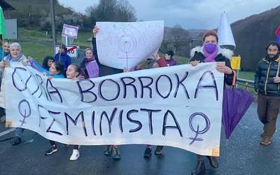 Areson ere borroka feministaren aldeko mezua zabaldu dute