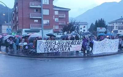 Borroka feministara batzeko deia egin du Emura taldeak Donezteben