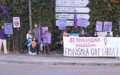 Xaretako mugimendu feministak Saran egin du Emakumearen Eguneko hitzordua