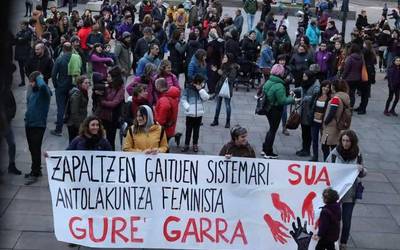Baztango feministak Elizondoko plazan elkartu ziren atzo