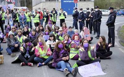 Elkartasun ekimena egin du Mugimendu feministak Orozkon, Artiach eta Madres Mercedariaseko emakume grebalariekin