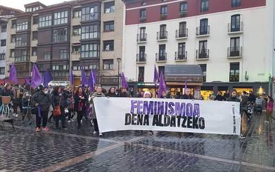 Kaleak morez bete dituzte zumaiarrek, zaintza sistema publikoaren alde