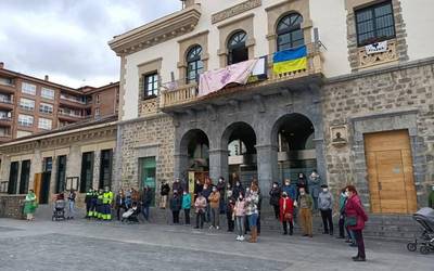 Ukraniar herriari elkartasuna adierazi diote Aiaraldeko udaletxeen aurrean
