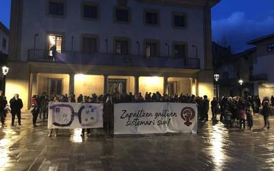 Betaurreko moreak eta eskolako umeen leloak Martxoaren 8ko elkarretaratzean, Elgetan