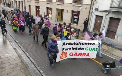 Feminismoa aldarrikatu dute ehunka lagunek herriz herri