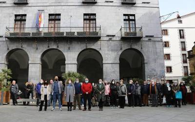 Ukrainari elkartasuna adierazteko elkarretaratzea egin dute plazan