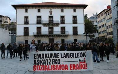 'Emakume langileok askatzeko sozialismoa eraiki' lelopean, elkarretaratzea egin dute plazan