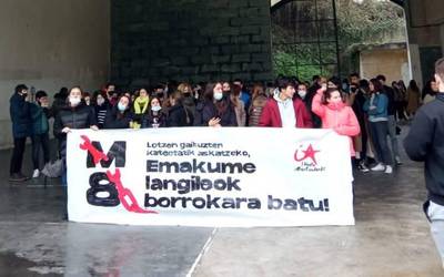 Emakumeen Nazioarteko Egunean hitzaldia eta kontzentrazioa egin dituzte ikasleek Azkoitia BHIn