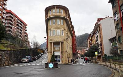 Anbulatorioaren zerbitzuak aurrez aurre jarri ditu EAJ eta EH Bildu