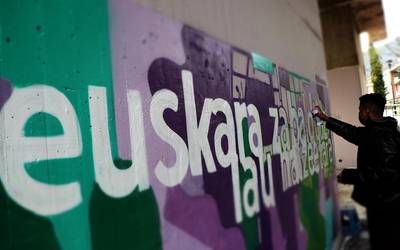 Auzolanean egin dute grafitia Euskararen Eguneko esaldi lehiaketako irabazleek