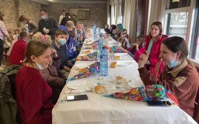 [BIDEOA] Ukrainako 45 errefuxiatuk Abadiñoko Taberna Zarran bazkaldu dute gaur
