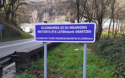 Indarkeria matxistaren eta LGTBIfobikoaren aurkako panelak ipini dituzte herriko sarreretan