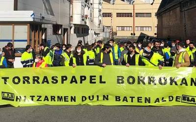 Torraspapeleko langileen gehiengoak greba mugagabea bertan behera utzi eta larunbatean lanera itzultzea erabaki du