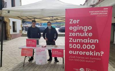 Aurrekontuetarako proposamenak aurkezteko postua jarri dute Kofradiako plazatxoan