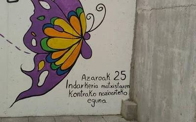 Indarkeria matxistaren kontrako murala margotu zuten atzo Aretan