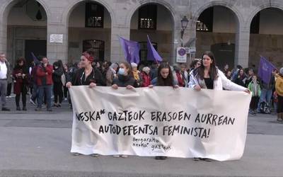 Elkarretaratzea egin dute Bergaran bi neskak salatutako erasoaren harira