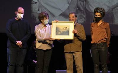 "Oso eskertuta eta emozio handiarekin" jaso dute Monzon-Ganuza saria Mari Karmen Ayastuyk eta Jose Luis Elkorok
